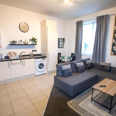 Ideal For Groups - Modern 2 Bedroom Apartment - Free Parking, Transit Links, Close To Stadiums Manchester Extérieur photo